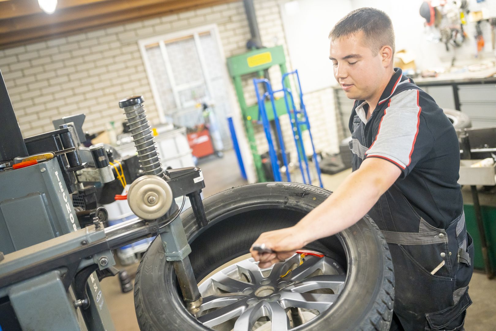 Vakgarage de Boer in Franeker met het hele team.